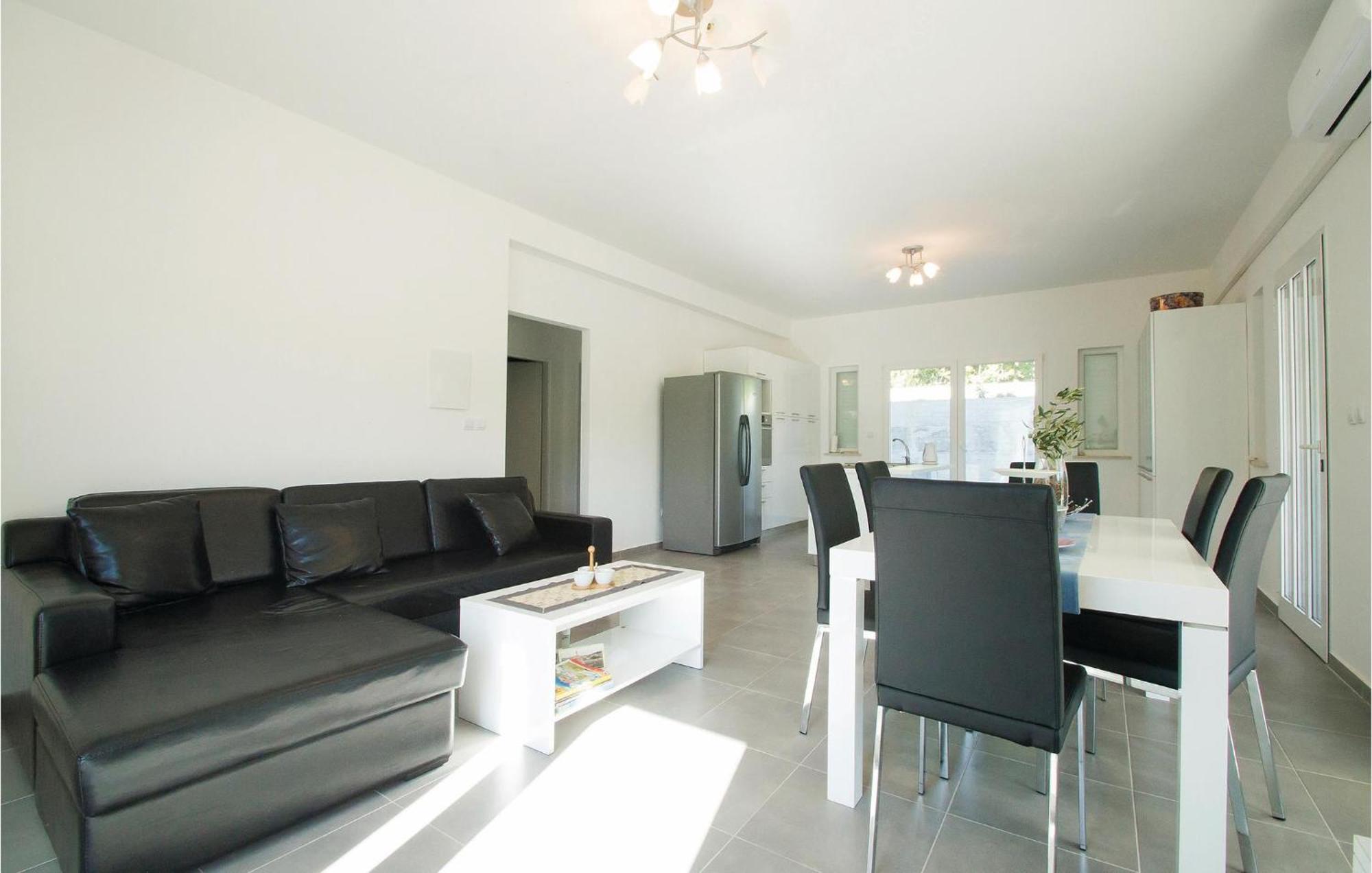 Stunning Apartment In Grscica With Kitchen Prizba Ngoại thất bức ảnh