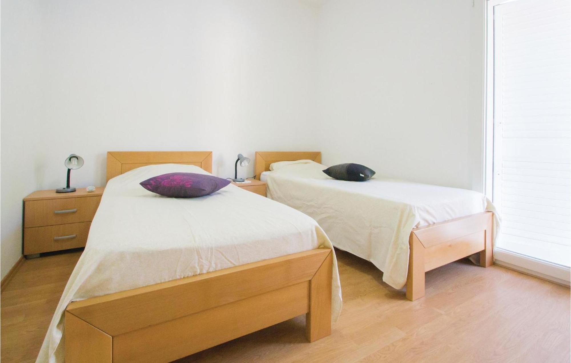 Stunning Apartment In Grscica With Kitchen Prizba Ngoại thất bức ảnh